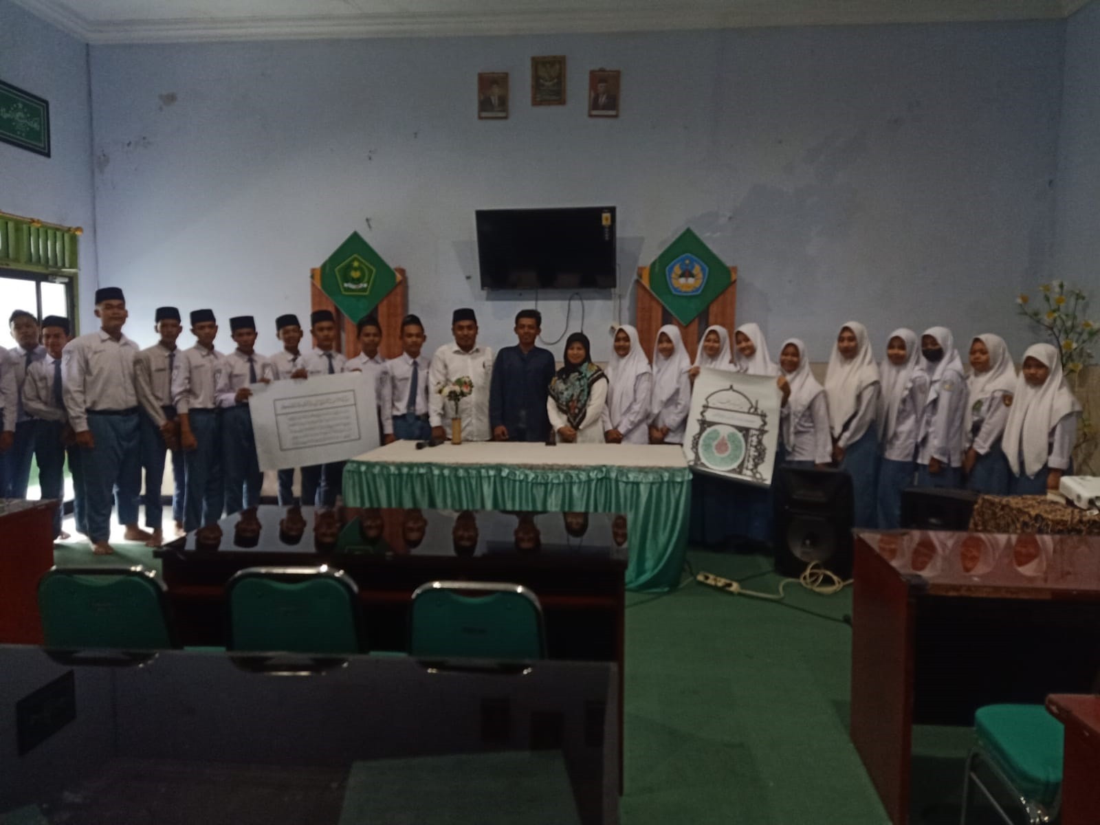 KANG MUALIMIN, ALUMNI MA AL IRSYAD GAJAH SANG MASTER KALIGRAFI INDONESIA MEMOTIVASI ADIK KELAS